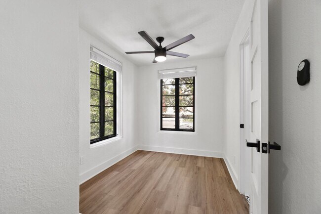 Building Photo - 8 BED 4 BATH Fully remodeled house in West...
