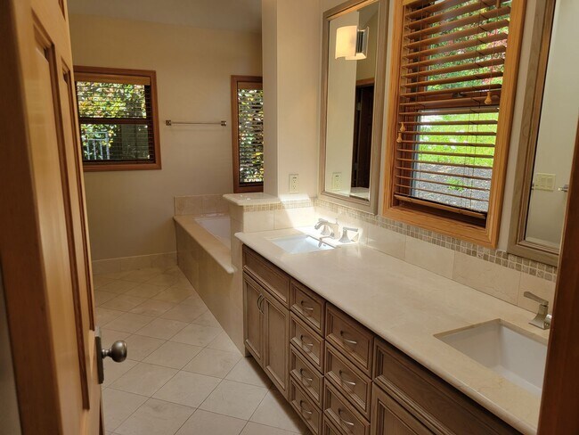 Building Photo - Incredible Reliez Valley Home