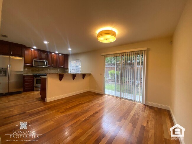 Building Photo - Lovely Updated 3BD/2.5BA Home Located In Fryer Creek!