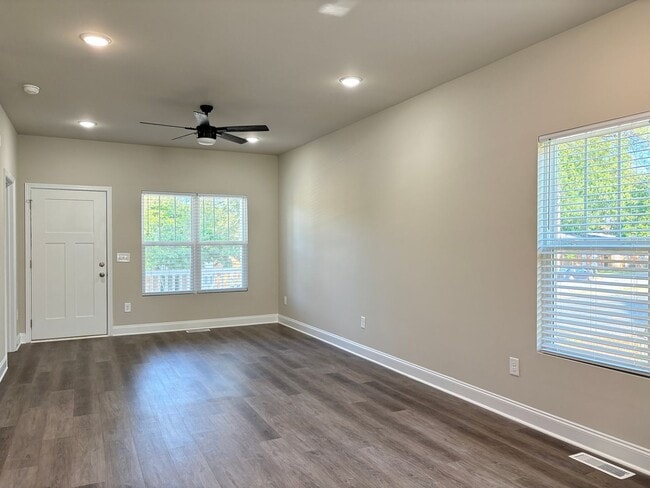 Building Photo - 2 Bedroom, 2 Bathroom in Winston-Salem!