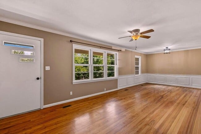 Building Photo - 3005 Pine Dr NE