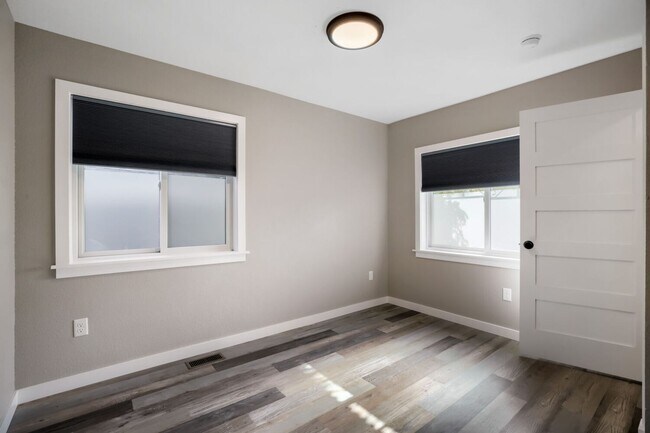 Building Photo - HISTORIC MULTI-UNIT 2 BED/1 BATH HOME IN OLD TOWN LOUISVILLE: Available Now!
