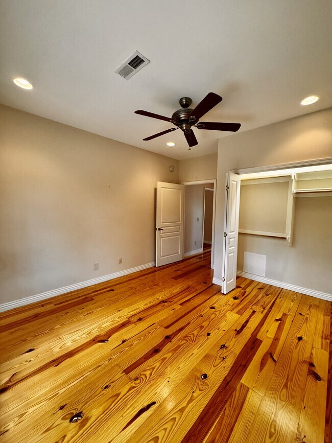 Building Photo - 723 N Lakeview Dr