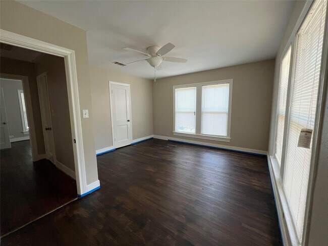 Building Photo - 613 Koehl St