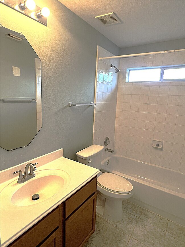 Building Photo - 10634 Lyndon Meadows Dr