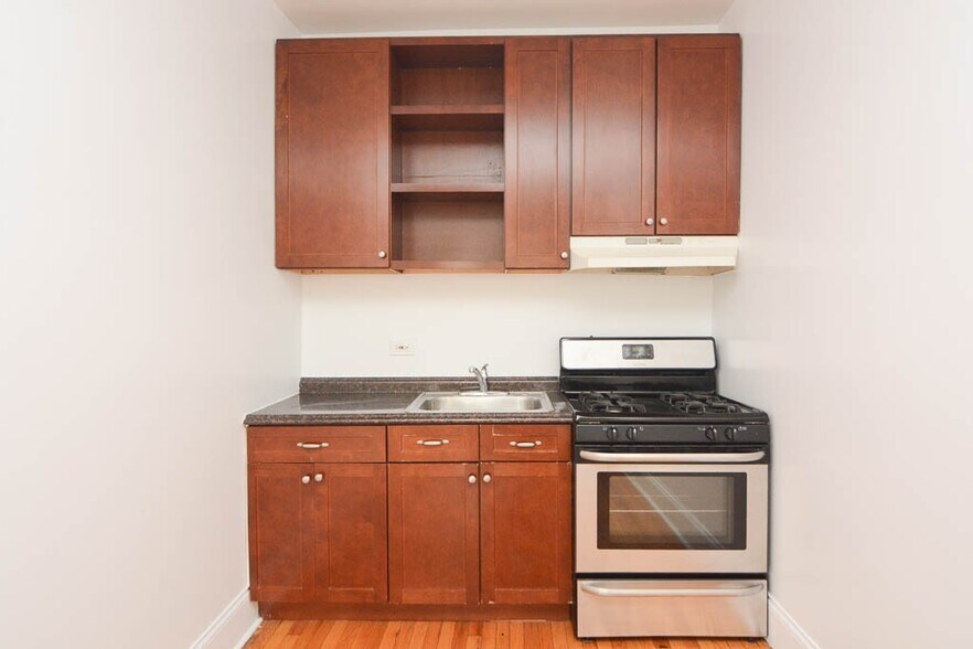 Building Photo - 2704 N Sawyer Ave