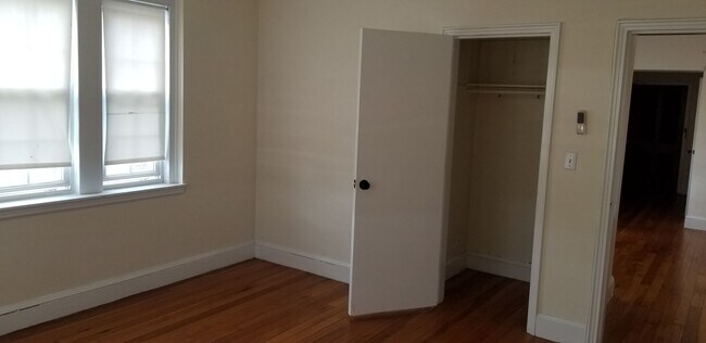 Building Photo - Beautiful 1 Bed 1 Bath on Belmont St. in W...