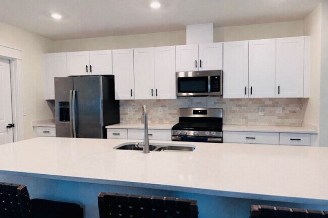 Building Photo - Stunning 4/3 with NO REAR NEIGHBORS!