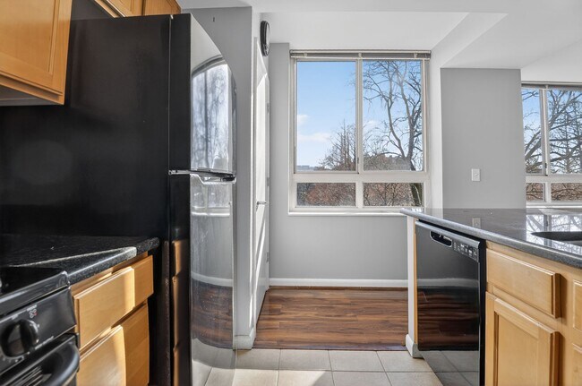 Building Photo - Spacious Studio w/ Parking Included!