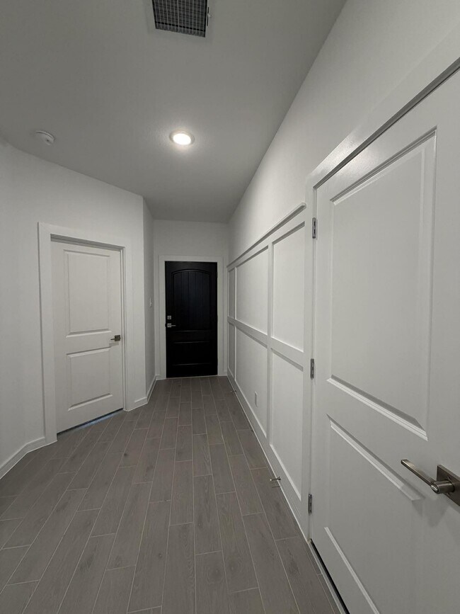 Building Photo - 8338 Bay Oaks Dr