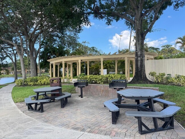 Building Photo - 4807 Via Palm Lakes