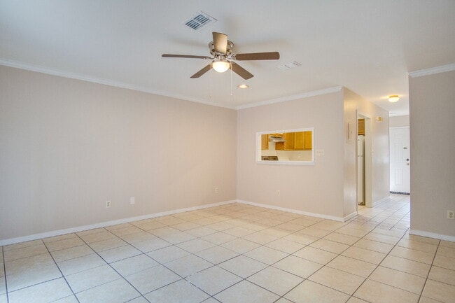 Building Photo - Charming Townhome with Fireplace & Fenced ...