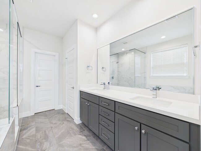 Building Photo - 2761 Clinton Dr