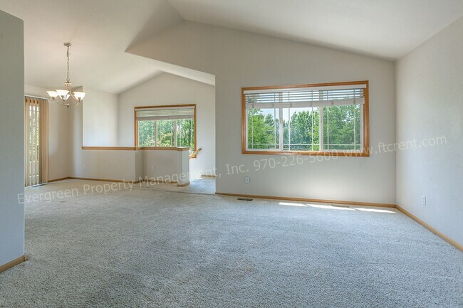 Building Photo - Fantastic 3 Bedroom, 2 bath Condo in SE Fo...