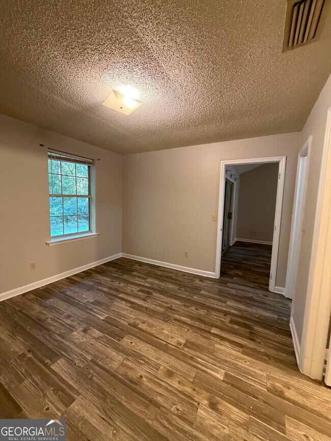 Building Photo - 302 Admiral's Walk Dr