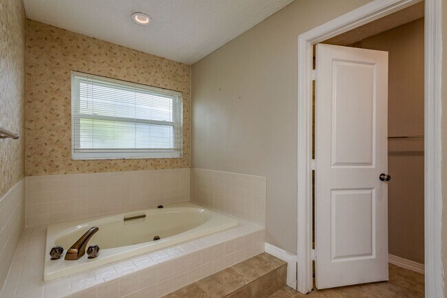 Building Photo - Pool Home Near Florida Beaches