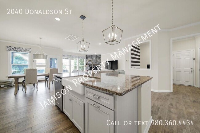 Building Photo - 2040 Donaldson St