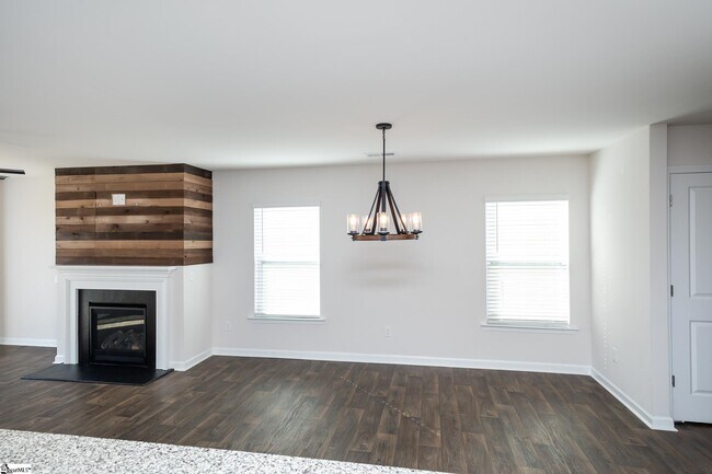 Building Photo - 114 Green Oak Dr