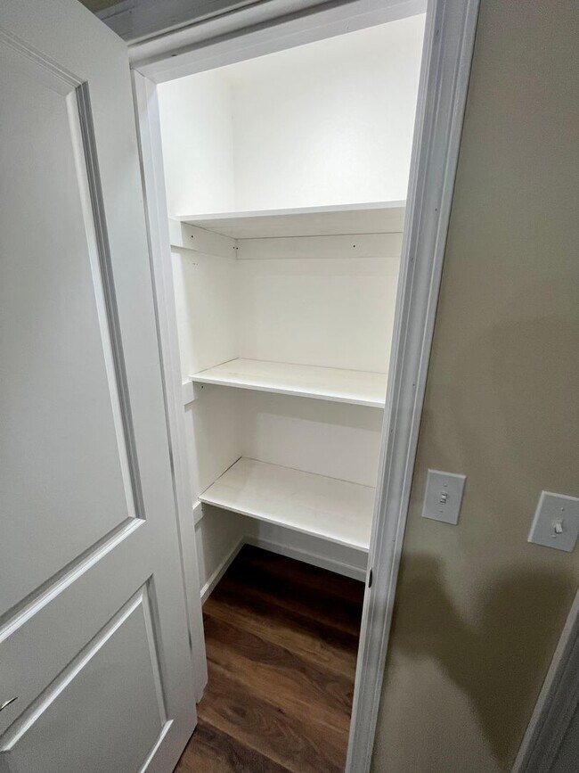 Building Photo - Wiese 141,143,145