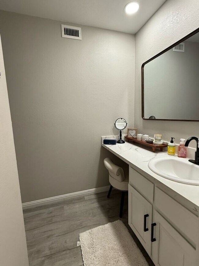Building Photo - Beautiful Marina View Condo