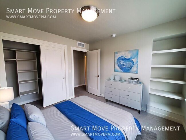Building Photo - 3256 E Thoroughbred-