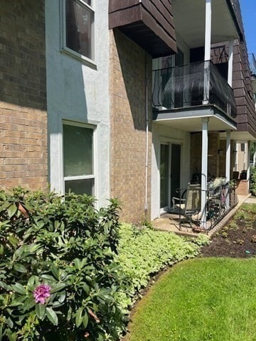 Building Photo - 16 Shadowbrook Ln