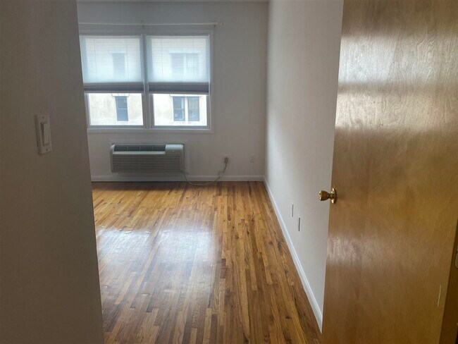 Building Photo - 204 Grand St