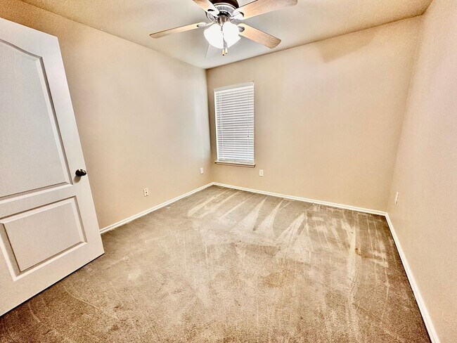 Building Photo - Newer 3 Bedroom off I-240