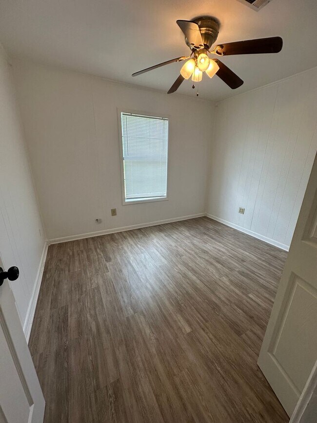 Building Photo - Updated 3 Bedroom 1.5 Bath Home in Gray