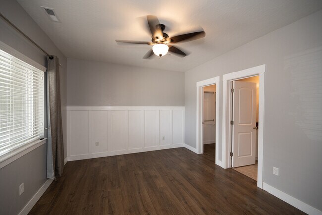 Building Photo - Main Floor Condo in Saratoga Springs!