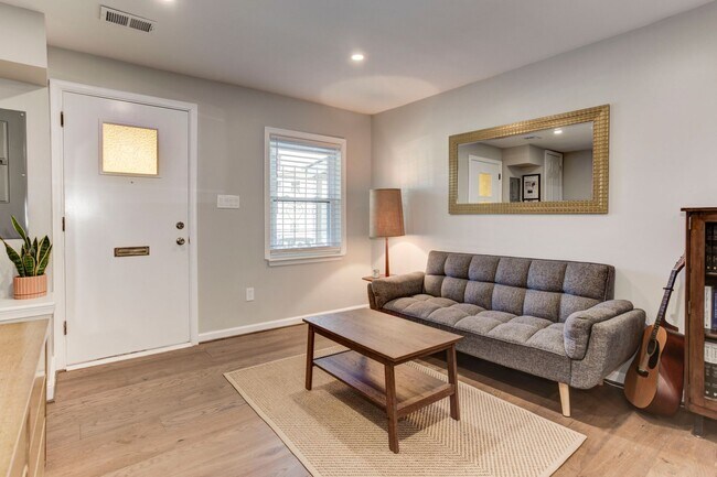 Building Photo - Trinidad Rowhome | 2 Bed | 1 Bath | 800 Sf | Large Fenced-In Front Porch & Fenced-in Backyard | 2...