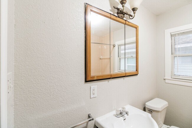 Building Photo - 1108 W Camp Cir