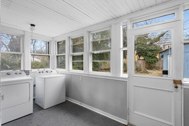 Building Photo - $2,000 / 3 br / 2.0 ba / 1,249 sqft