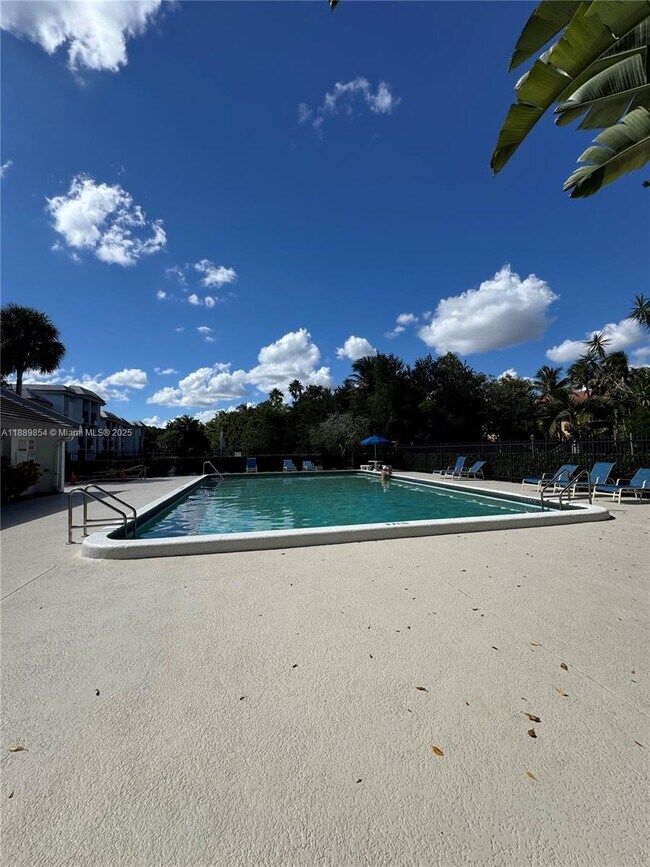 Building Photo - 711 N Pine Island Rd