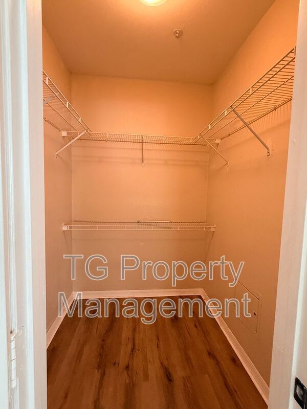 Building Photo - 7800 Point Meadows Dr