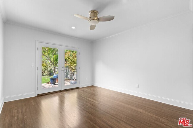 Building Photo - 619 S Sycamore Ave