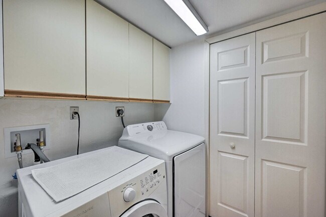 Building Photo - 320 Horse Creek Dr