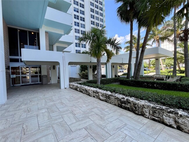 Building Photo - 2899 Collins Ave