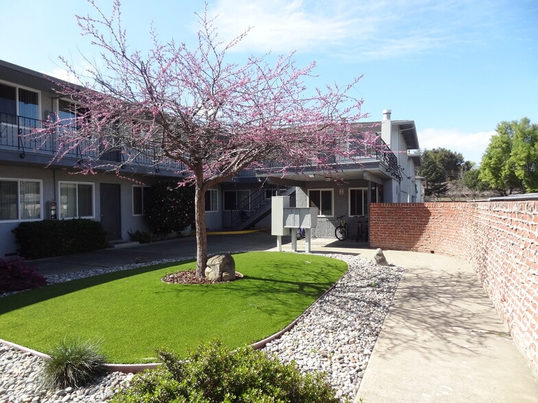 Building Photo - 2070 Latham St