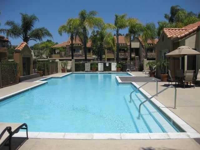 Building Photo - RB Luxury 2 Br Townhome 2 car spots Laundry $3190 TEXT 760-715-5861