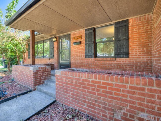 Building Photo - 1320 Avondale Dr