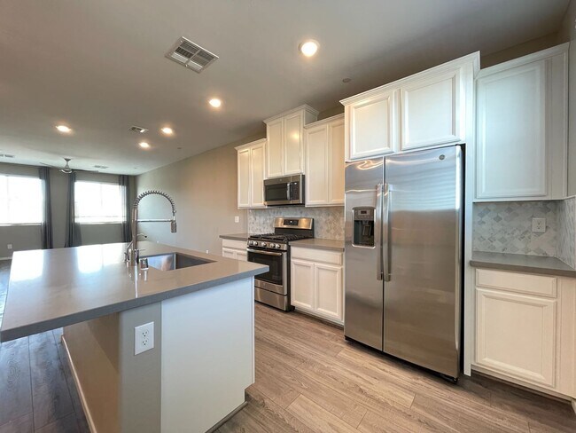 Building Photo - Stunning Summerlin Townhome with Private Downstairs Suite – Gated Community