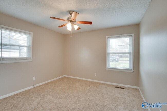 Building Photo - 2107 Edinburgh Dr SW