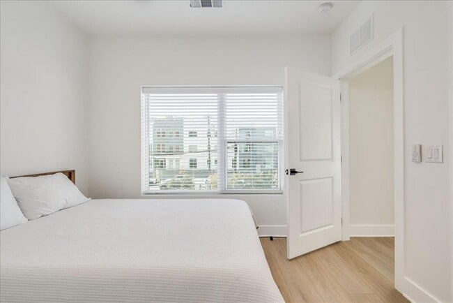 Building Photo - 3000 Duval St