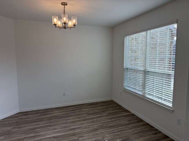 Building Photo - 5 Bedroom, Great Price!