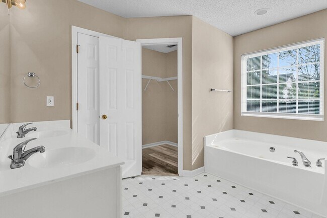 Building Photo - 1004 Cobblestone Blvd