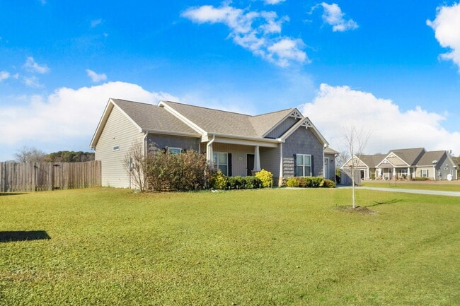 Building Photo - CHARMING ROSEWOOD HOME! 3 BR 2 BA w/ FENCED-IN BACKYARD