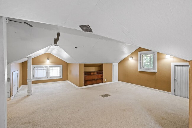 Building Photo - MUST SEE 5BD/2BA House close to U of M! Av...