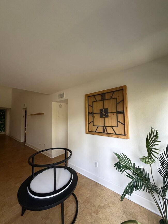 Building Photo - Hollywood Luxury 2 Bed Condo!