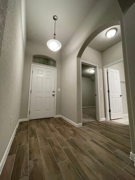 Building Photo - 300 La Joya Pass